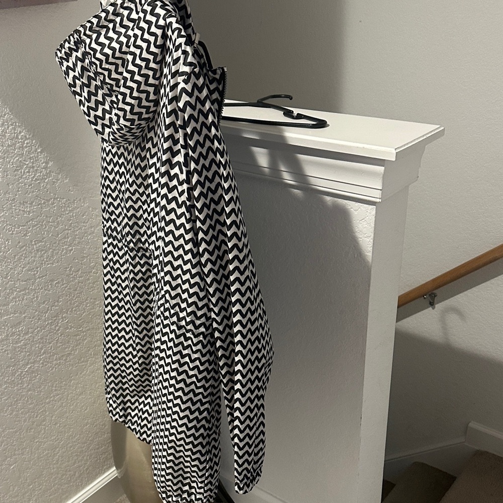 Chic Chevron Patterned Rain/Windbreaker Jacket Bn… - image 6